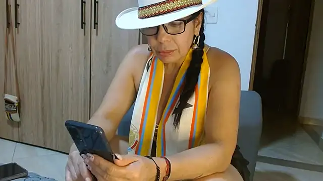 naiaratobon   online show from 28, 6, 2026