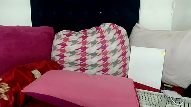 BUNNYCHOWX28 online show from 6, 3, 2026