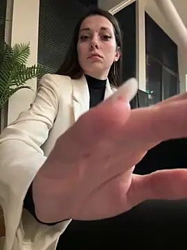 EllyLynn online show from 2, 2, 2026