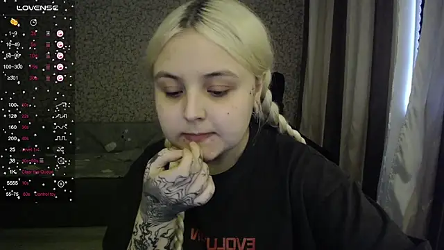 Snapshot of vendymories chatting on 3, 10, 2025 vendymories online show from 3, 10, 2025