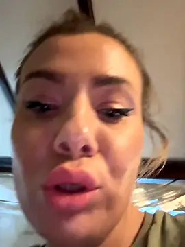 Snapshot of emmasweett11 chatting on 29, 9, 2025 emmasweett11 online show from 29, 9, 2025