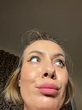 Snapshot of emmasweett11 chatting on 19, 10, 2025 emmasweett11 online show from 19, 10, 2025