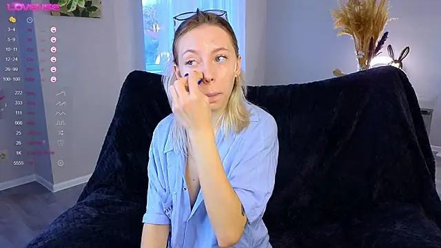 NyxaThorn online show from 4, 10, 2025