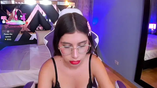 Emma Petiite online show from 7, 1, 2026