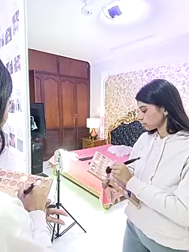 Lola Pierce online show from 19, 9, 2025