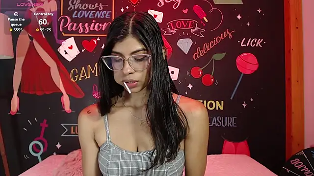 Lola Pierce online show from 10, 11, 2025