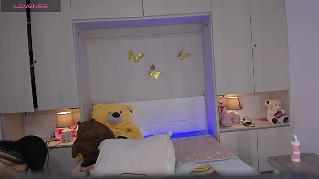 LilyWhitney online show from 12, 4, 2026