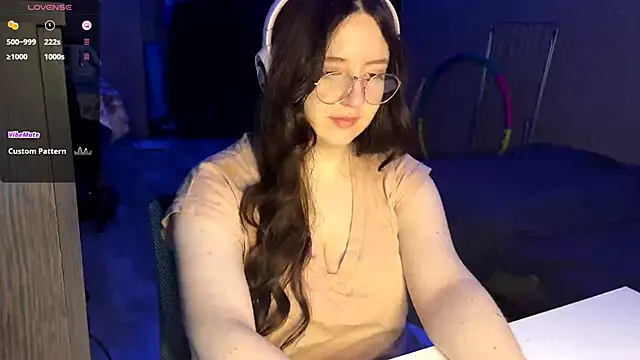 LauretteRagar online show from 11, 11, 2025