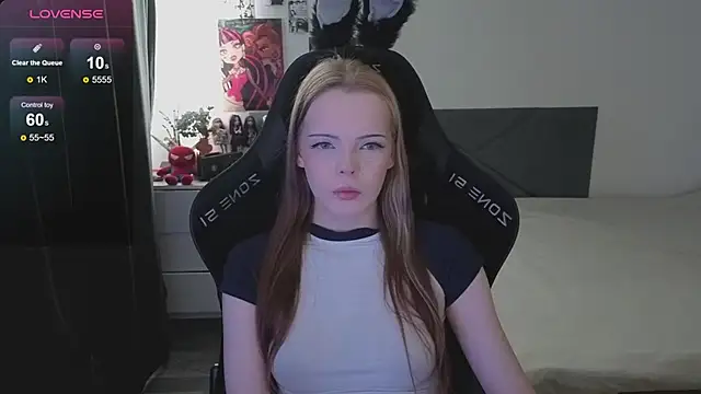 Snapshot of Luna_Navy chatting on 21, 10, 2025 Luna Navy online show from 21, 10, 2025