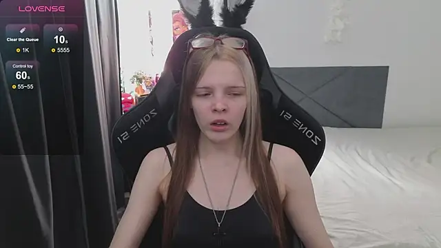 Snapshot of Luna_Navy chatting on 29, 9, 2025 Luna Navy online show from 29, 9, 2025