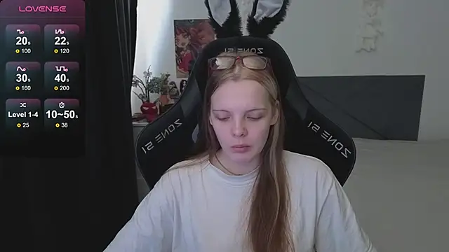 Snapshot of Luna_Navy chatting on 3, 10, 2025 Luna Navy online show from 3, 10, 2025