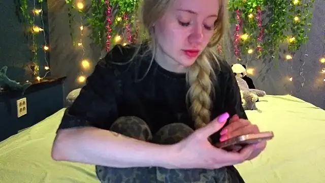 Snapshot of Lillie_Berry chatting on 18, 7, 2026 Lillie Berry online show from 18, 7, 2026