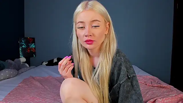 Snapshot of Lillie_Berry chatting on 28, 6, 2026 Lillie Berry online show from 28, 6, 2026