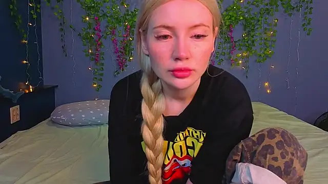Snapshot of Lillie_Berry chatting on 19, 7, 2026 Lillie Berry online show from 19, 7, 2026