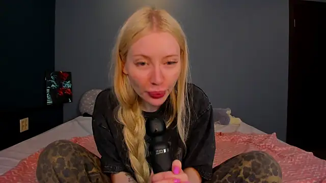 Snapshot of Lillie_Berry chatting on 12, 7, 2026 Lillie Berry online show from 12, 7, 2026