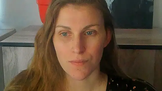 JuliaMuuun online show from 8, 7, 2026