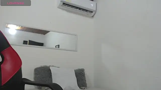 Snapshot of SamantaSweett_ chatting on 5, 6, 2026 SamantaSweett online show from 5, 6, 2026