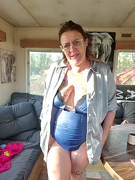 Misspapillon1840 online show from 5, 11, 2025