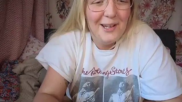 Daisyxoxo  online show from 2, 12, 2025