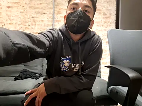 Molly Erik online show from 5, 10, 2025