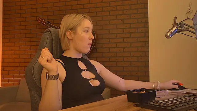 Snapshot of CinBellamy chatting on 15, 2, 2026 CinBellamy online show from 15, 2, 2026