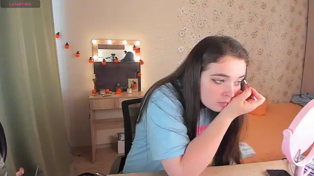 Snapshot of Alice_next_door chatting on 13, 7, 2026 Alice next door online show from 13, 7, 2026
