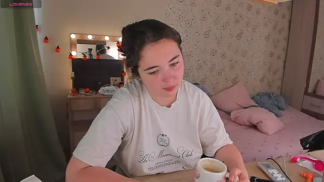 Snapshot of Alice_next_door chatting on 11, 7, 2026 Alice next door online show from 11, 7, 2026