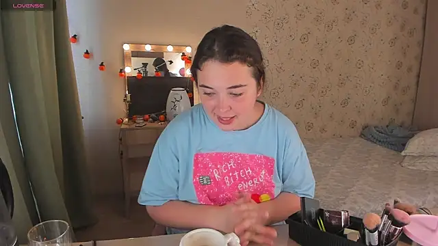 Snapshot of Alice_next_door chatting on 18, 7, 2026 Alice next door online show from 18, 7, 2026