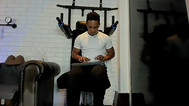 ItaloMoore online show from 9, 10, 2025