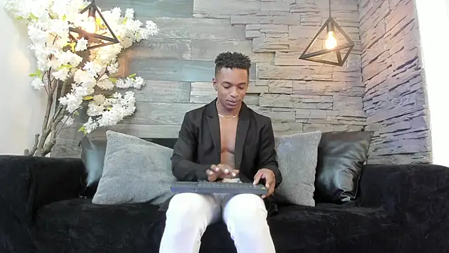 ItaloMoore online show from 4, 10, 2025