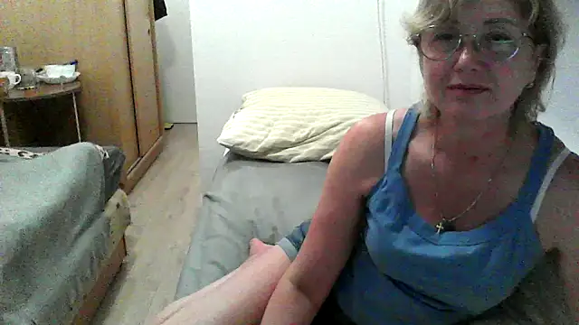 IrynaMolbertx online show from 10, 9, 2025