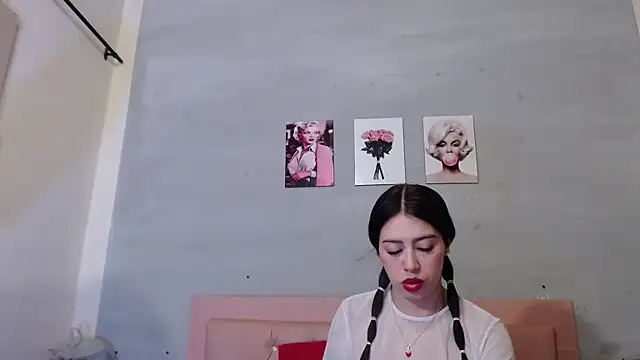 Olivia Spear online show from 18, 10, 2025