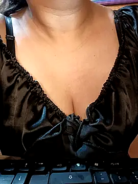 Mia-Glow online show from 16, 9, 2025