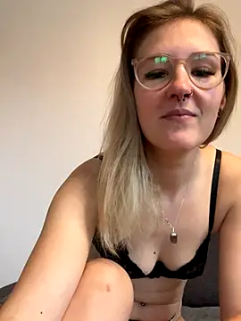 LauraLuxxx online show from 17, 11, 2025