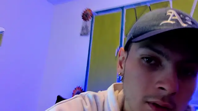 Snapshot of Dioniso_guy8 chatting on 15, 12, 2025 Dioniso guy8 online show from 15, 12, 2025