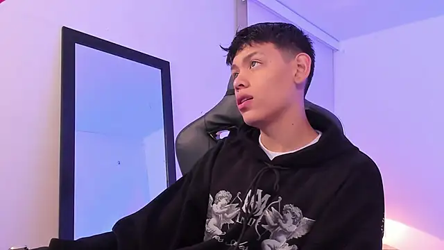 Snapshot of zeus_blaze chatting on 17, 9, 2025 zeus blaze online show from 17, 9, 2025