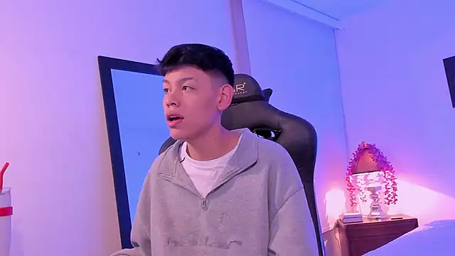 Snapshot of zeus_blaze chatting on 27, 9, 2025 zeus blaze online show from 27, 9, 2025