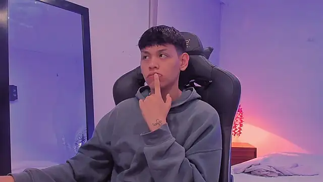 Snapshot of zeus_blaze chatting on 10, 9, 2025 zeus blaze online show from 10, 9, 2025