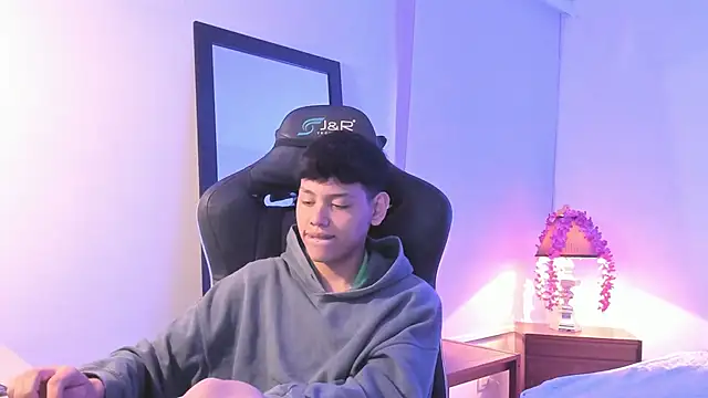 Snapshot of zeus_blaze chatting on 10, 9, 2025 zeus blaze online show from 10, 9, 2025