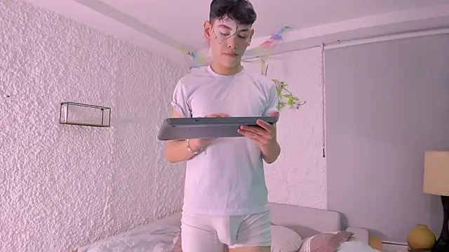 Snapshot of zeus_blaze chatting on 22, 10, 2025 zeus blaze online show from 22, 10, 2025