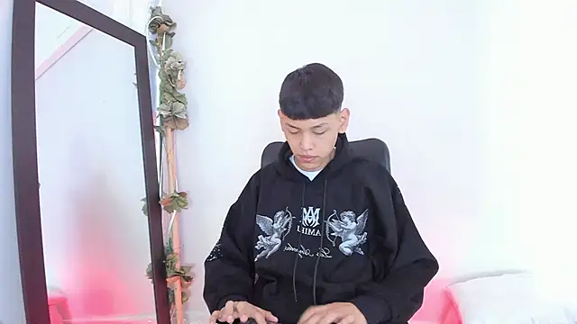 Snapshot of zeus_blaze chatting on 12, 9, 2025 zeus blaze online show from 12, 9, 2025