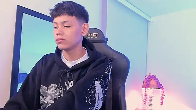 Snapshot of zeus_blaze chatting on 13, 9, 2025 zeus blaze online show from 13, 9, 2025