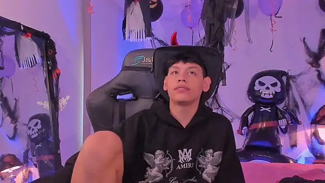 Snapshot of zeus_blaze chatting on 25, 10, 2025 zeus blaze online show from 25, 10, 2025