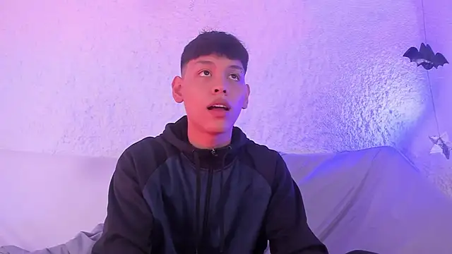 Snapshot of zeus_blaze chatting on 6, 11, 2025 zeus blaze online show from 6, 11, 2025