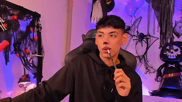 Snapshot of zeus_blaze chatting on 7, 10, 2025 zeus blaze online show from 7, 10, 2025