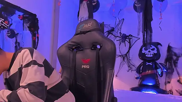 Snapshot of zeus_blaze chatting on 14, 10, 2025 zeus blaze online show from 14, 10, 2025