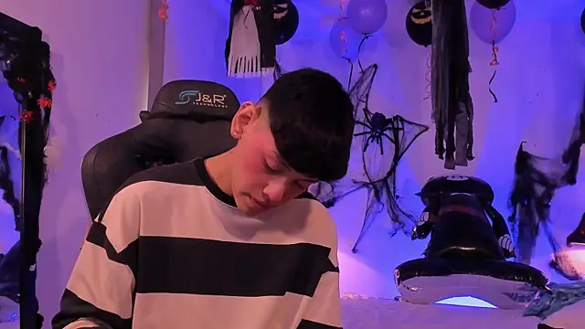 Snapshot of zeus_blaze chatting on 14, 10, 2025 zeus blaze online show from 14, 10, 2025