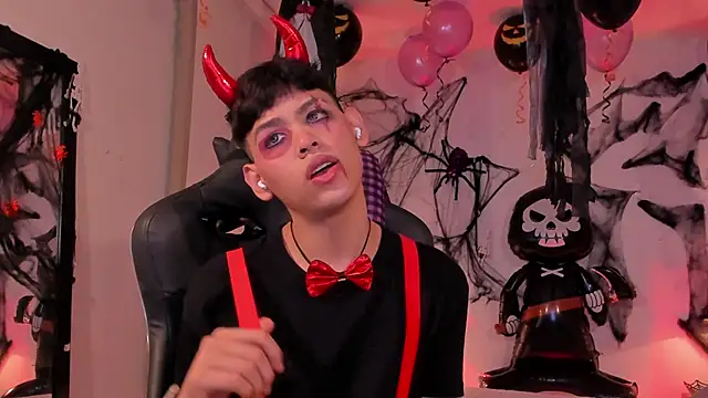 Snapshot of zeus_blaze chatting on 4, 10, 2025 zeus blaze online show from 4, 10, 2025