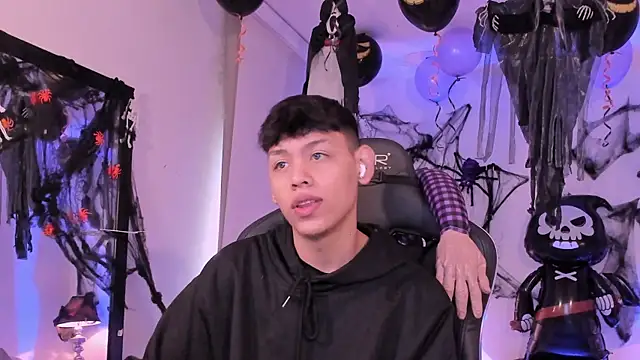 Snapshot of zeus_blaze chatting on 6, 10, 2025 zeus blaze online show from 6, 10, 2025