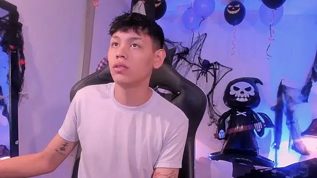 Snapshot of zeus_blaze chatting on 18, 10, 2025 zeus blaze online show from 18, 10, 2025